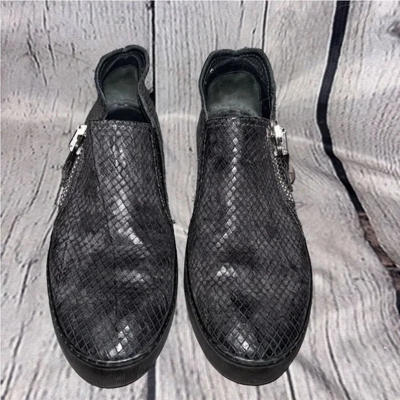 Stuart Weitzman Womens Charcoal Snake Skin Leather Rumpus Sneaker Size 6 Flats - Picture 2 of 8